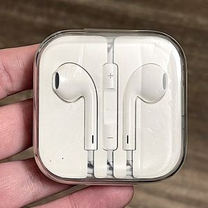 NEW Wired Apple Earbuds with Volume Buttons